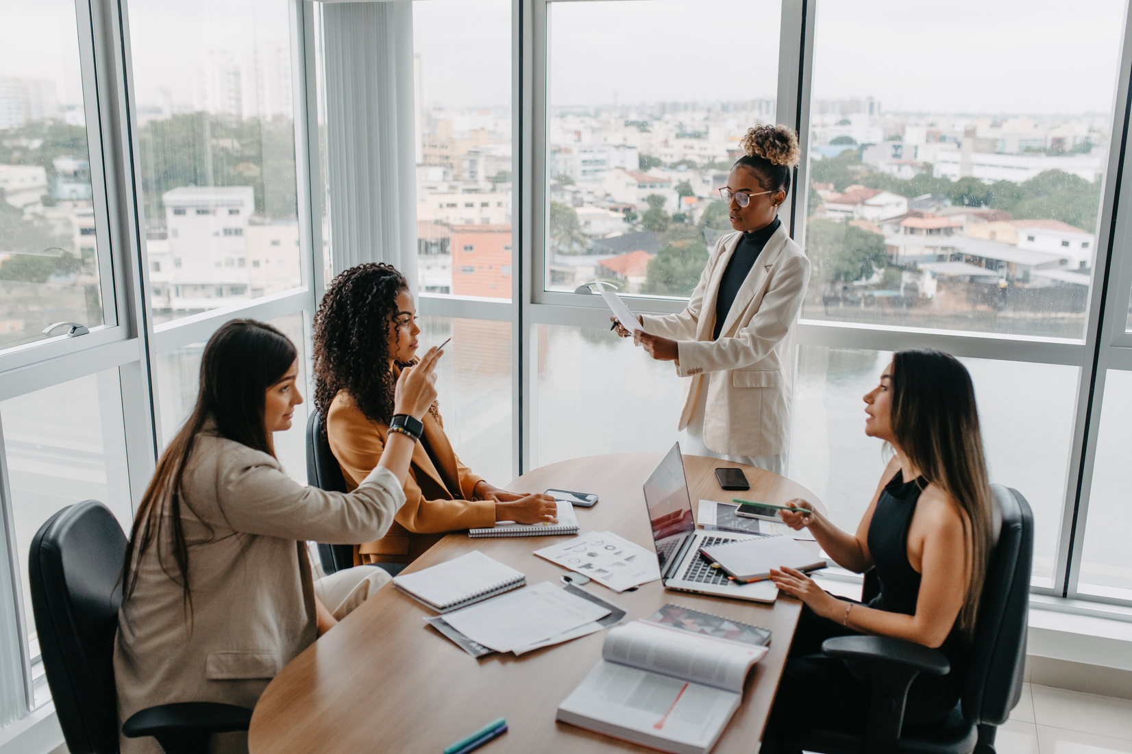 female leadership in teamwork